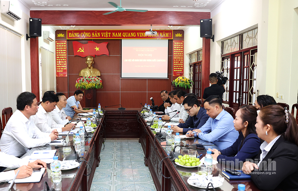 Đoàn nhà báo Vương quốc Campuchia thăm và làm việc về chuyển đổi số báo chí tại Ninh Bình