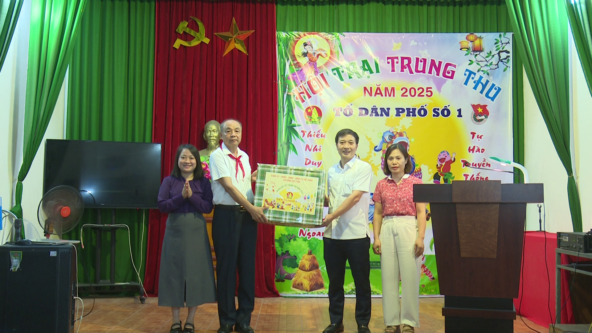 Phường Duy Tiên tổ chức các đoàn dự và tặng quà các cháu thiếu nhi nhân dịp Tết Trung thu năm 2025