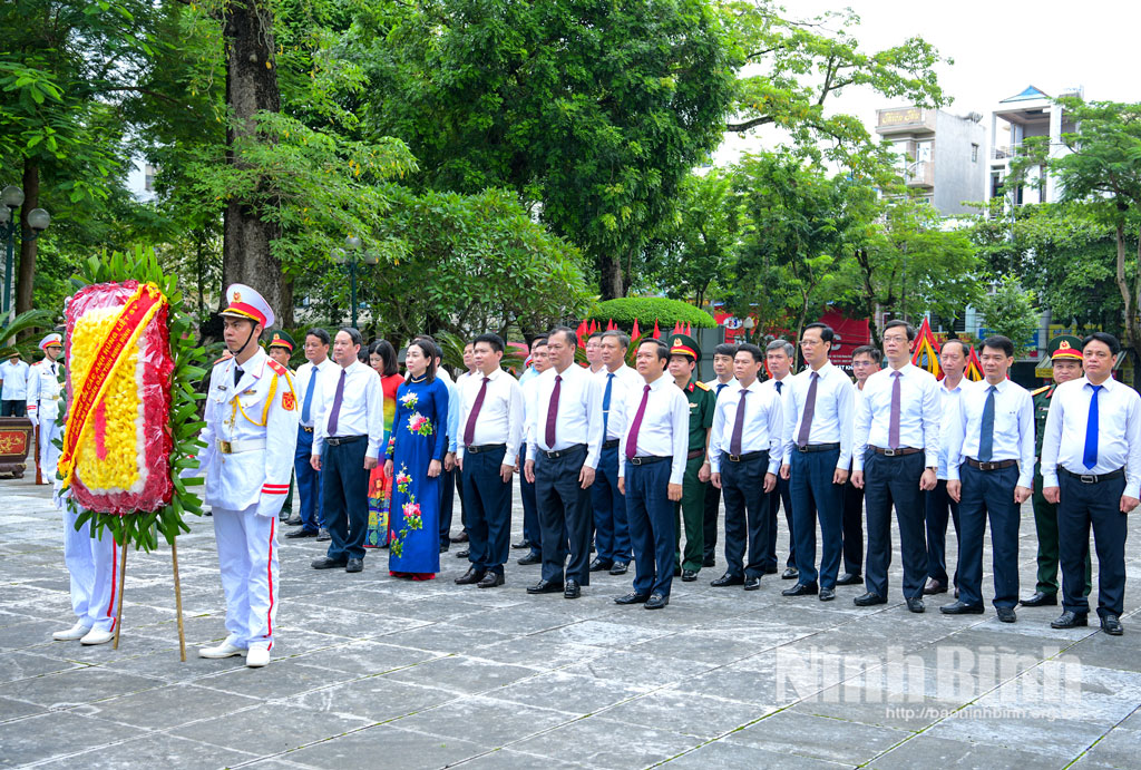 Các đồng chí lãnh đạo tỉnh dâng hương nhân dịp Đại hội đại biểu Đảng bộ tỉnh Ninh Bình lần thứ I, nhiệm kỳ 2025-2030 