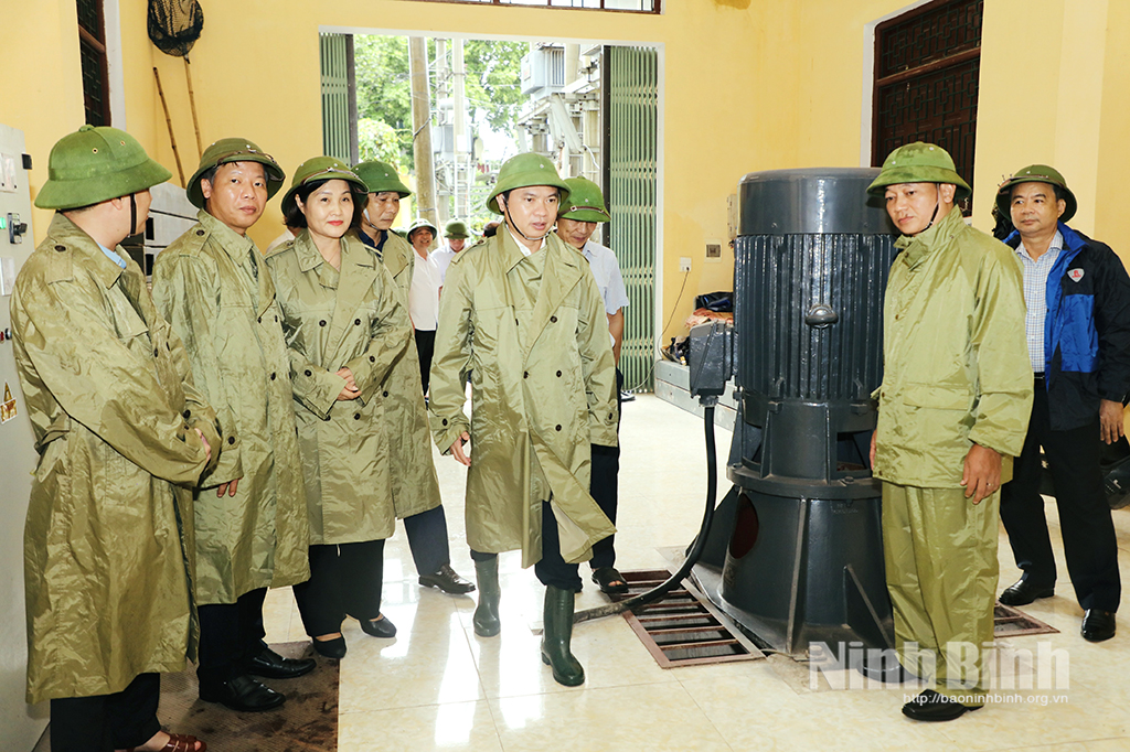 Đồng chí Bí thư Tỉnh ủy Trương Quốc Huy kiểm tra và chỉ đạo công tác ứng phó với bão số 10 