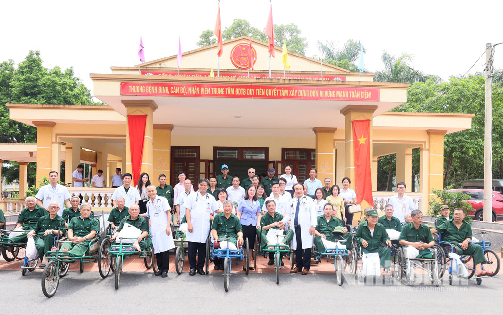 Đoàn công tác Bệnh viện Bạch Mai thăm, tặng quà và khám bệnh, phát thuốc miễn phí tại Trung tâm Điều dưỡng thương binh Duy Tiên 