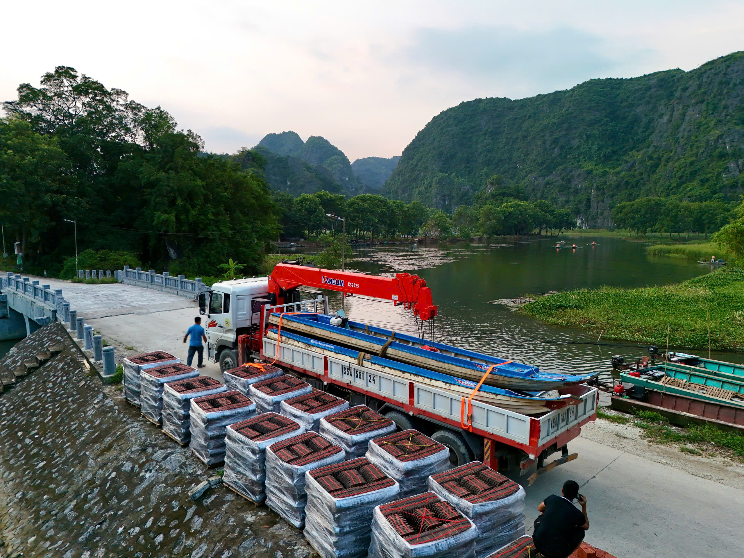 Vận chuyển xuồng máy, thuyền du lịch Tam Cốc cứu trợ khẩn cấp vùng lũ Thái Nguyên