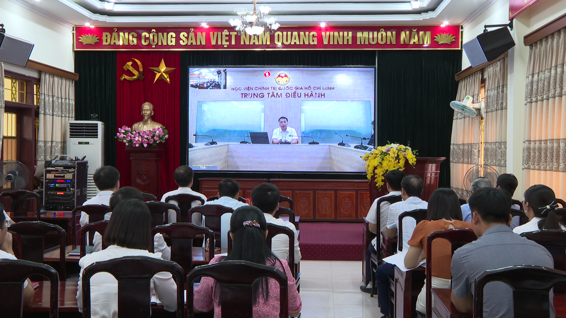 Các đồng chí cán bộ lãnh đạo, quản lý phường Duy Tiên tham dự lớp Bồi dưỡng cập nhật kiến thức, kỹ năng đối với cán bộ lãnh đạo quản lý cấp xã, phường, đặc khu