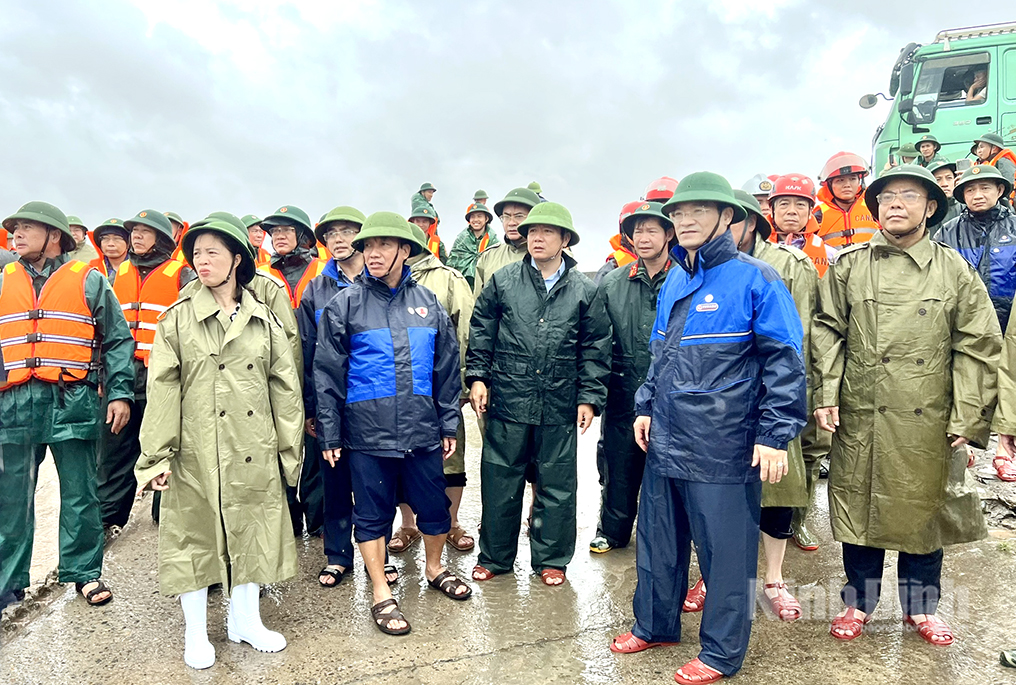 Đồng chí Chủ tịch HĐND tỉnh Lê Quốc Chỉnh và đồng chí Chủ tịch UBND tỉnh Phạm Quang Ngọc kiểm tra, chỉ đạo khắc phục hậu quả bão số 10